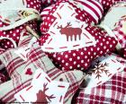 Рождественские украшения, сделанные из ткани в различных формах